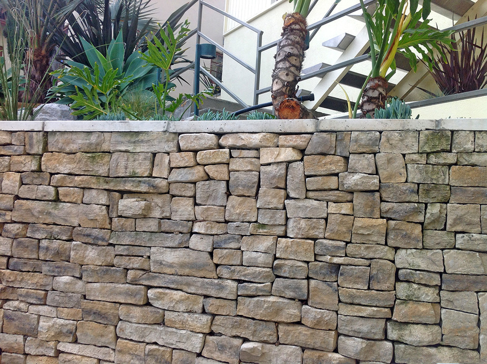 Stacked Slate Garden Wall - Los Angeles - by Flores Artscape | Houzz