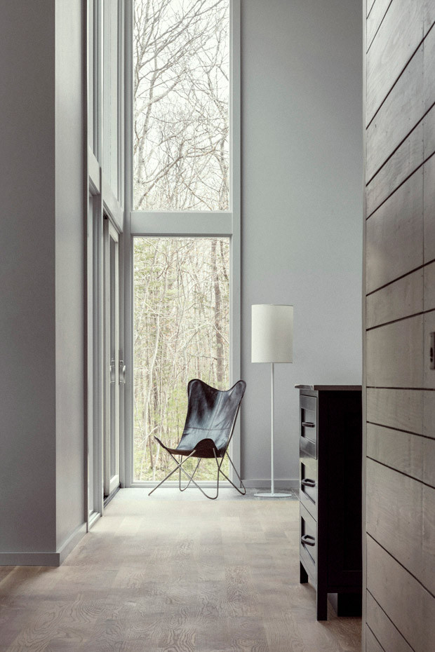 Esempio di un soggiorno moderno aperto con pareti grigie e pavimento in ardesia