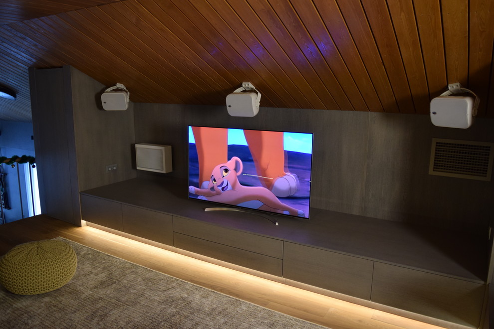 Домашний кинотеатр в мансарде