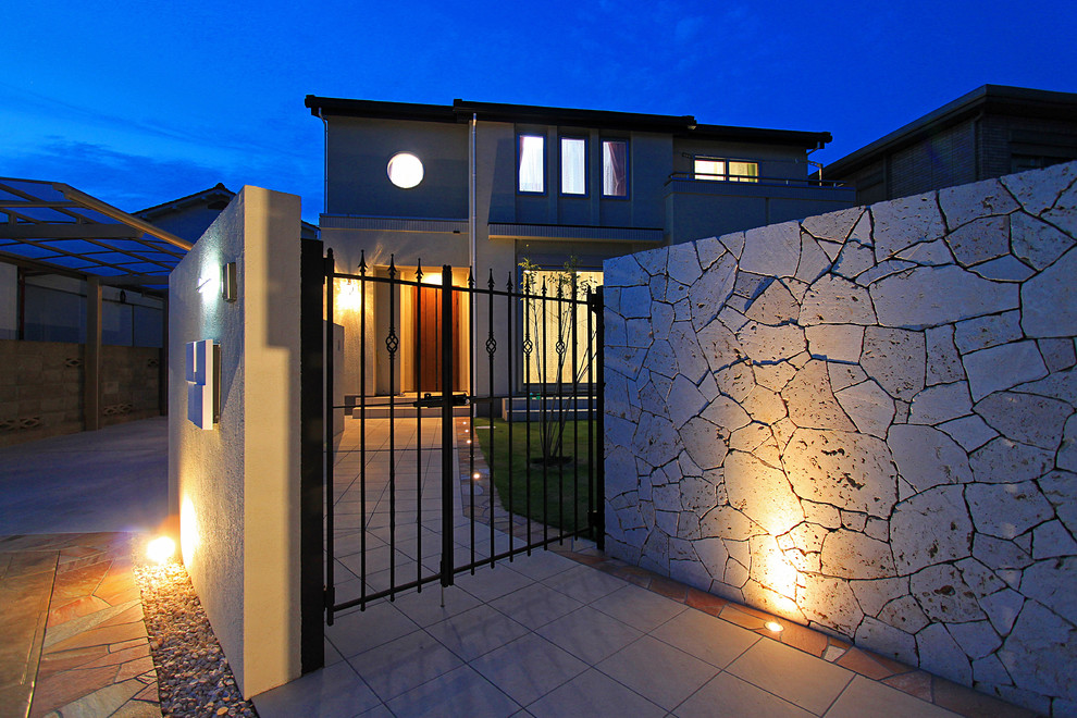 東京都下にあるアジアンスタイルのおしゃれな家の外観の写真