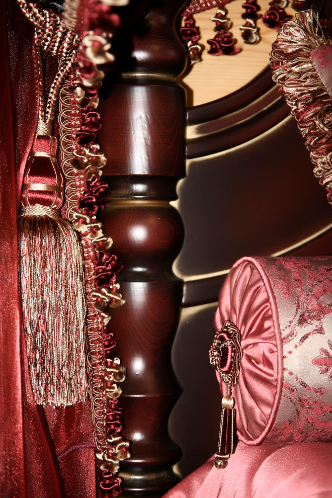 Спальня с балдахином в коттедже из клееного бруса