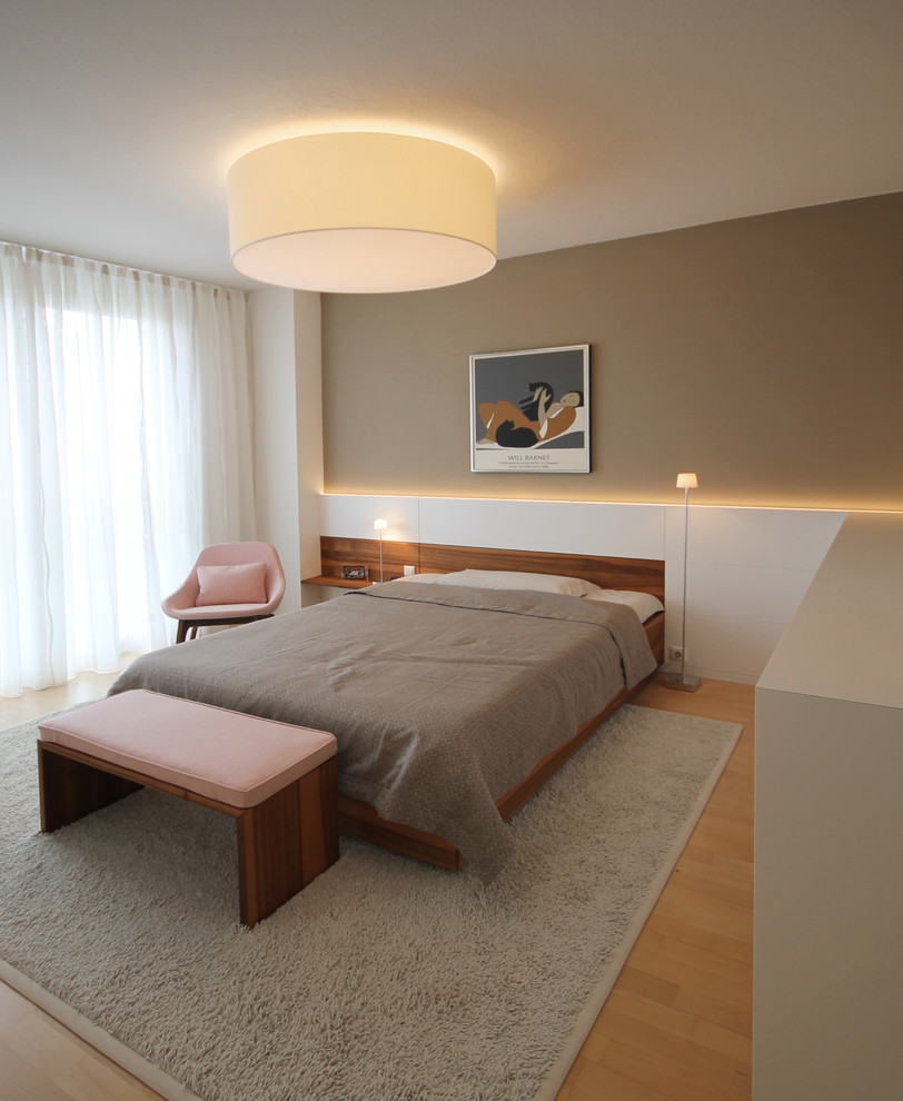 Mittelgroßes Modernes Hauptschlafzimmer mit brauner Wandfarbe, braunem Holzboden und beigem Boden in München