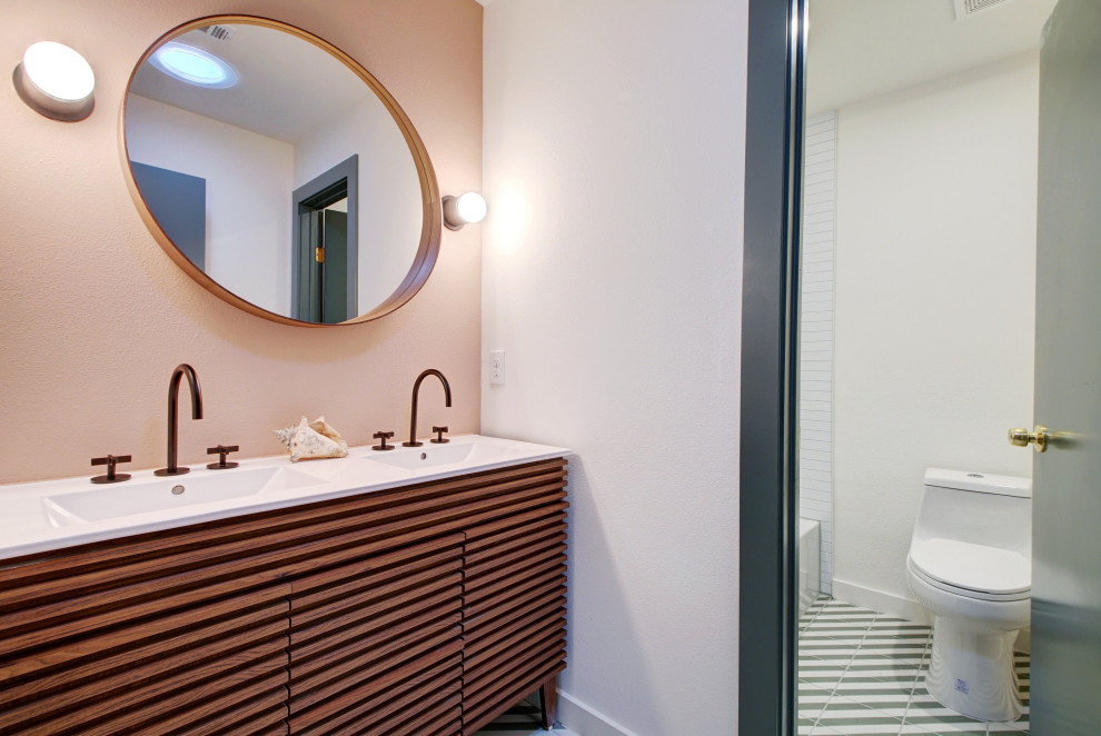 Exempel på ett mellanstort 50 tals vit vitt badrum för barn, med en toalettstol med hel cisternkåpa, klinkergolv i porslin, grönt golv, möbel-liknande, skåp i mellenmörkt trä, ett badkar i en alkov, en dusch/badkar-kombination, vit kakel, porslinskakel, rosa väggar, ett integrerad handfat, bänkskiva i akrylsten och med dusch som är öppen