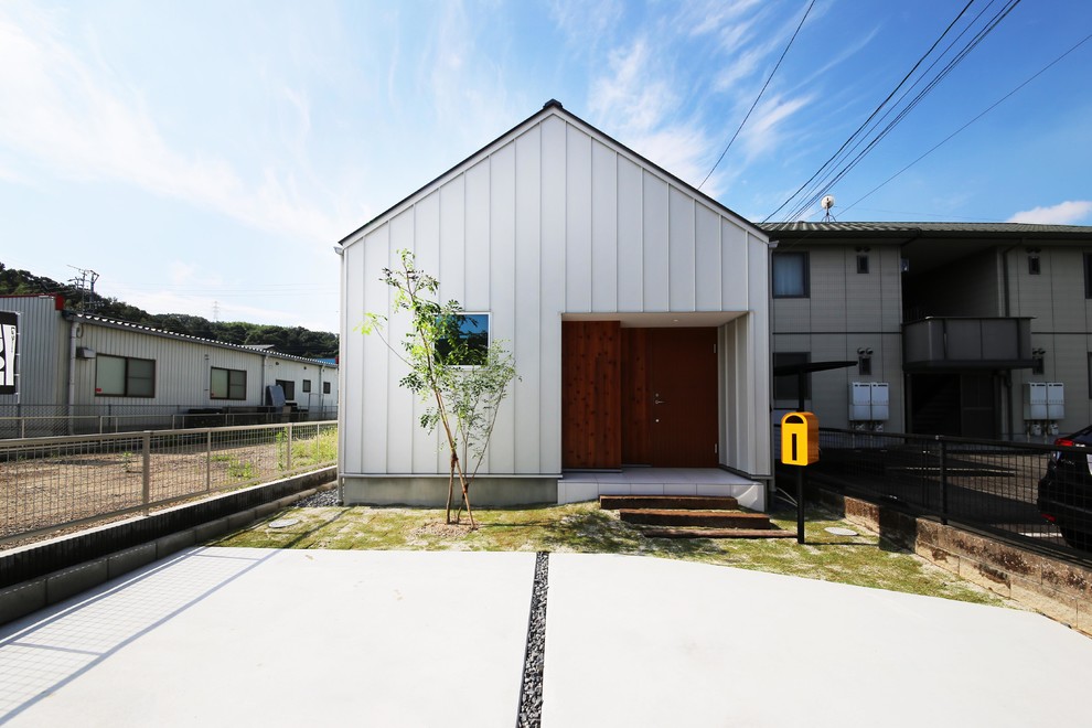 This is an example of a scandinavian white exterior in Nagoya with a gable roof.