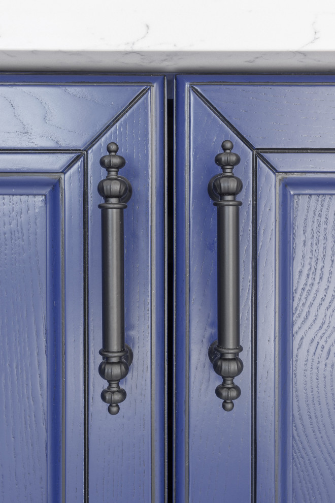 Кухня королевского синего цвета, массив ясеня, классика.