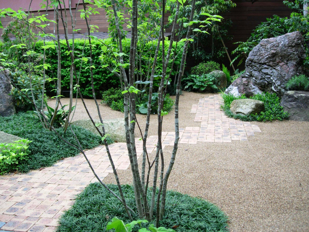 Design ideas for a large asian courtyard garden in Other with natural stone pavers.