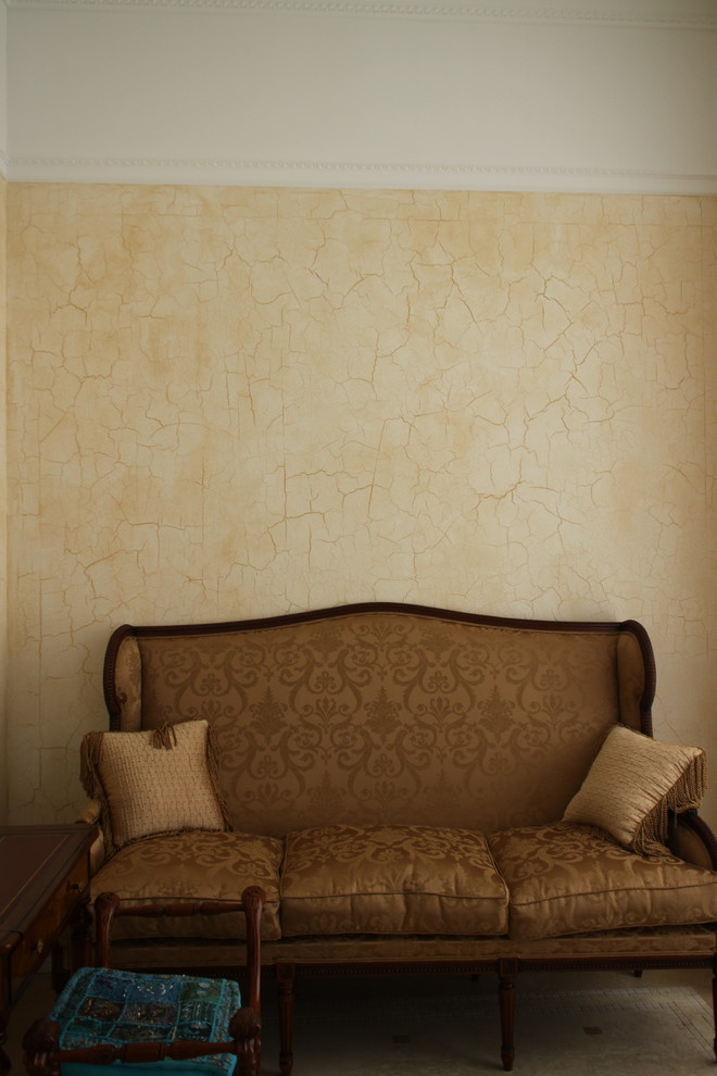 Декоративная штукатурка с эффектом трещин.