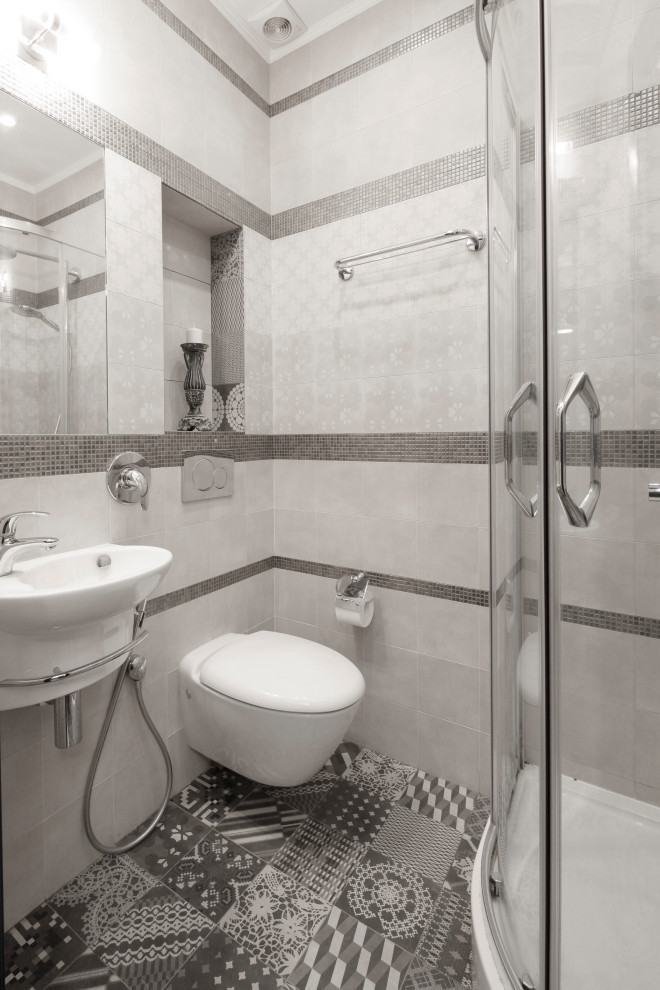 На фото: маленькая серо-белая ванная комната в стиле неоклассика (современная классика) с открытыми фасадами, угловым душем, инсталляцией, серой плиткой, плиткой мозаикой, серыми стенами, полом из мозаичной плитки, душевой кабиной, подвесной раковиной, серым полом, душем с раздвижными дверями, нишей, тумбой под одну раковину и подвесной тумбой для на участке и в саду