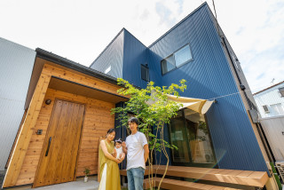 おしゃれな青い屋根の家の画像 75選 - 2026 年 6月 | Houzz (ハウズ)