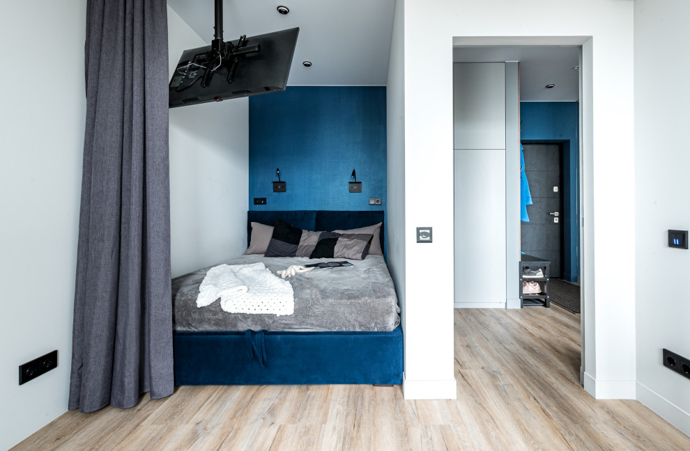 Kleines Modernes Hauptschlafzimmer mit blauer Wandfarbe in Moskau