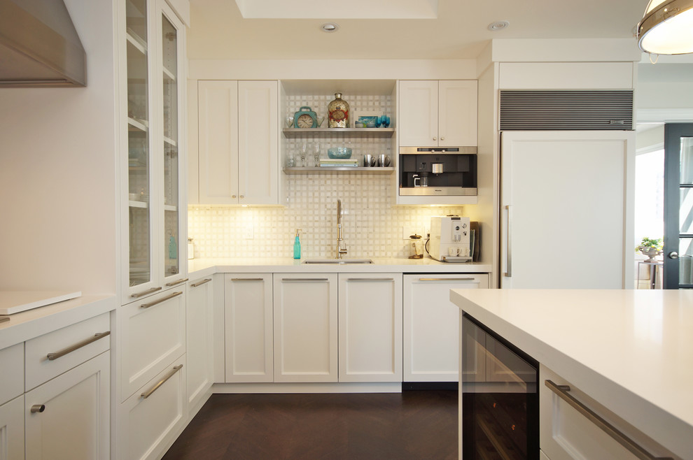 Design ideas for a contemporary l-shaped eat-in kitchen in Toronto with an undermount sink, shaker cabinets, white cabinets, quartz benchtops, white splashback, stone tile splashback, stainless steel appliances, dark hardwood floors and with island.