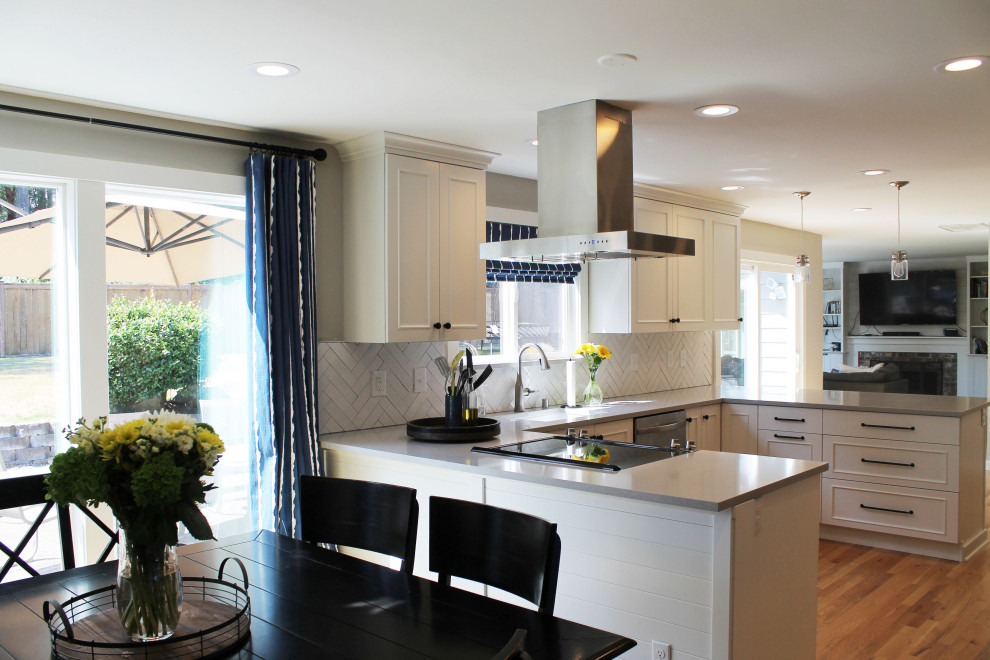 Eat-in kitchen - mid-sized transitional u-shaped medium tone wood floor eat-in kitchen idea in Seattle with an undermount sink, shaker cabinets, white cabinets, quartz countertops, white backsplash, ceramic backsplash, stainless steel appliances, a peninsula and gray countertops