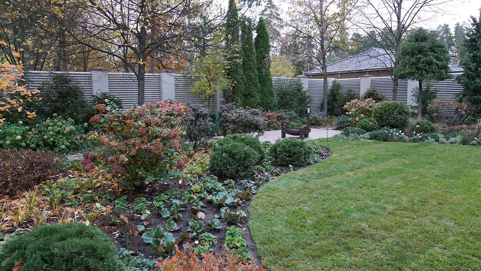 Ejemplo de camino de jardín tradicional en otoño en patio con jardín francés, exposición parcial al sol y adoquines de piedra natural