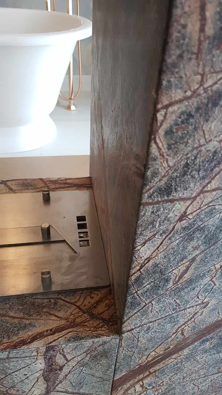 Облицовка биокамина индийским мрамором Бидасар браун