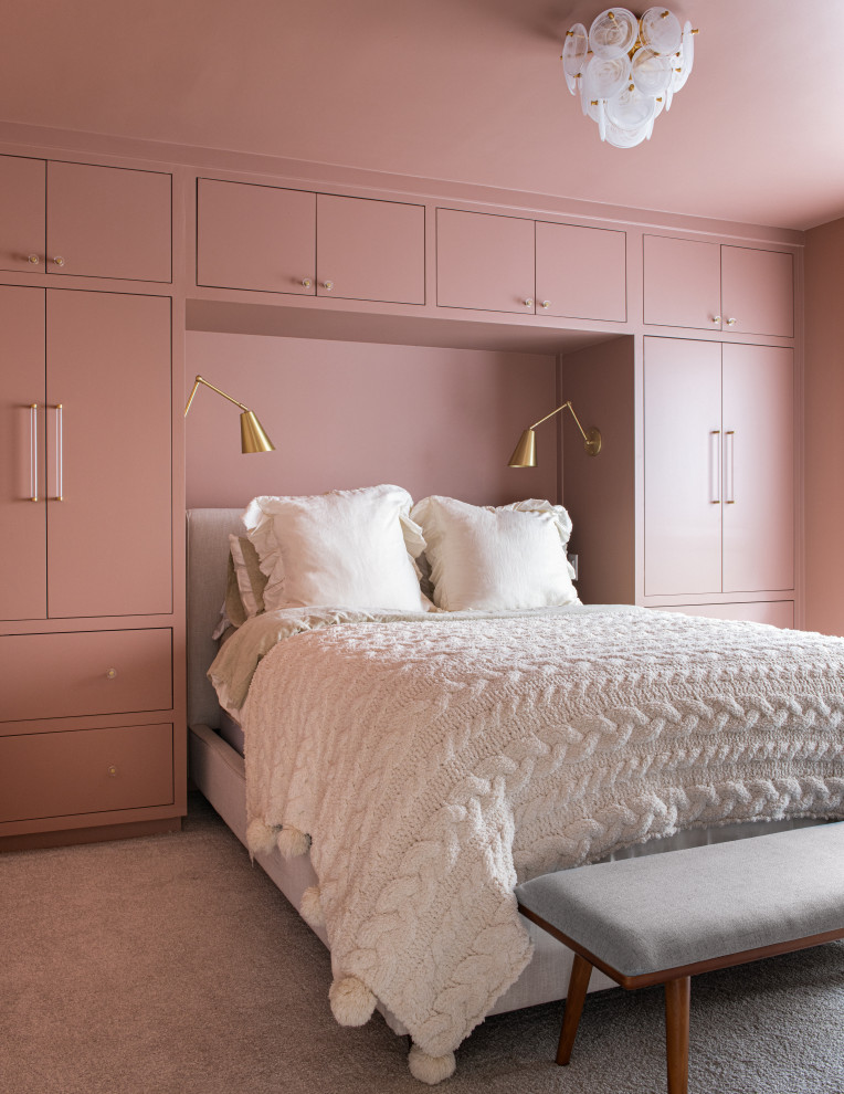 Foto på ett funkis huvudsovrum, med rosa väggar, heltäckningsmatta och beiget golv
