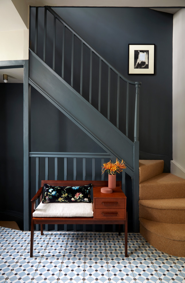 Mid-sized transitional staircase in London.