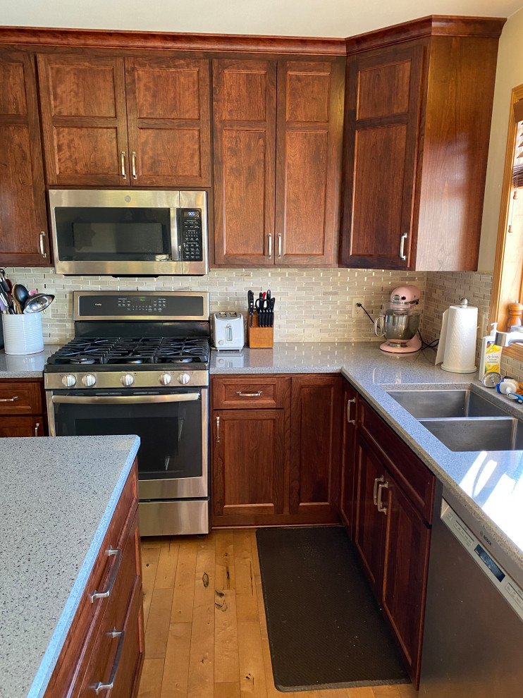 Kitchen - transitional kitchen idea