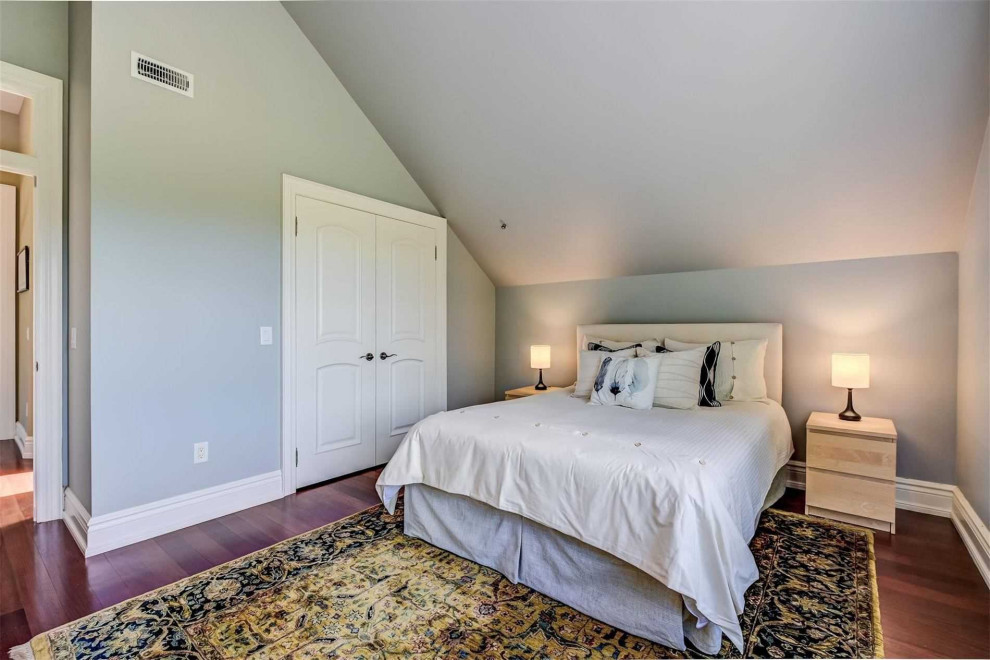 Example of a transitional home design design in Toronto