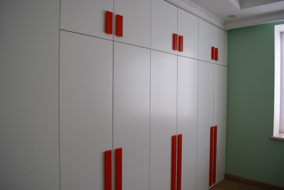 Встроенный шкаф с распашными дверями в детской