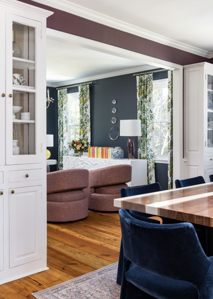 Стильный дизайн: гостиная комната среднего размера в стиле неоклассика (современная классика) с синими стенами и паркетным полом среднего тона - последний тренд