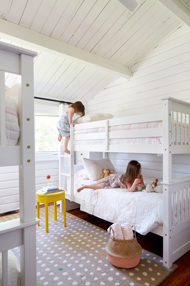 Aménagement d'une chambre d'enfant campagne de taille moyenne avec un mur blanc et un sol en bois brun.