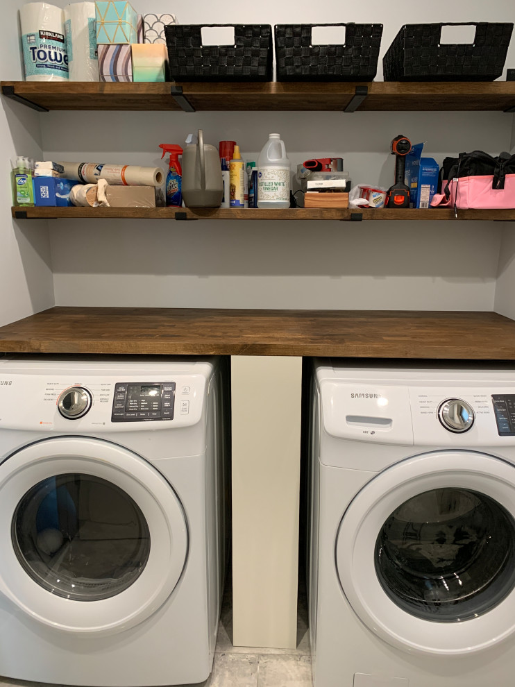Laundry room - modern laundry room idea in Chicago