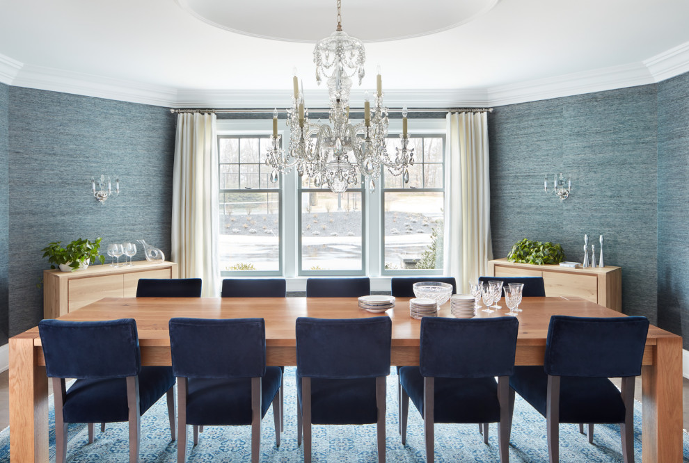 Источник вдохновения для домашнего уюта: отдельная столовая среднего размера в стиле неоклассика (современная классика) с синими стенами, ковровым покрытием, синим полом, многоуровневым потолком и обоями на стенах