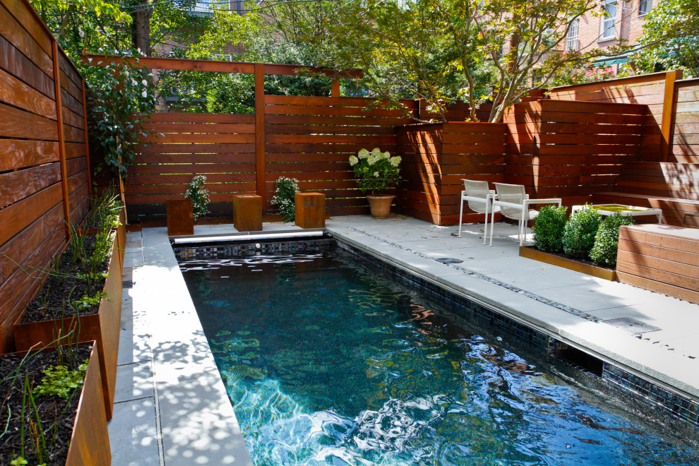 Immagine di una piccola piscina monocorsia moderna dietro casa con una vasca idromassaggio