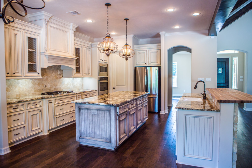 Kitchen - rustic kitchen idea in Houston