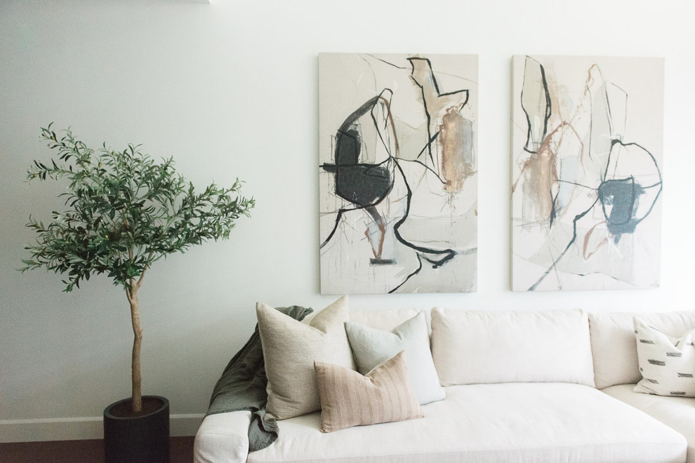 Immagine di un piccolo soggiorno contemporaneo aperto con pareti bianche e TV a parete