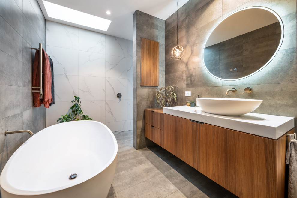 Design ideas for a contemporary bathroom in Melbourne.