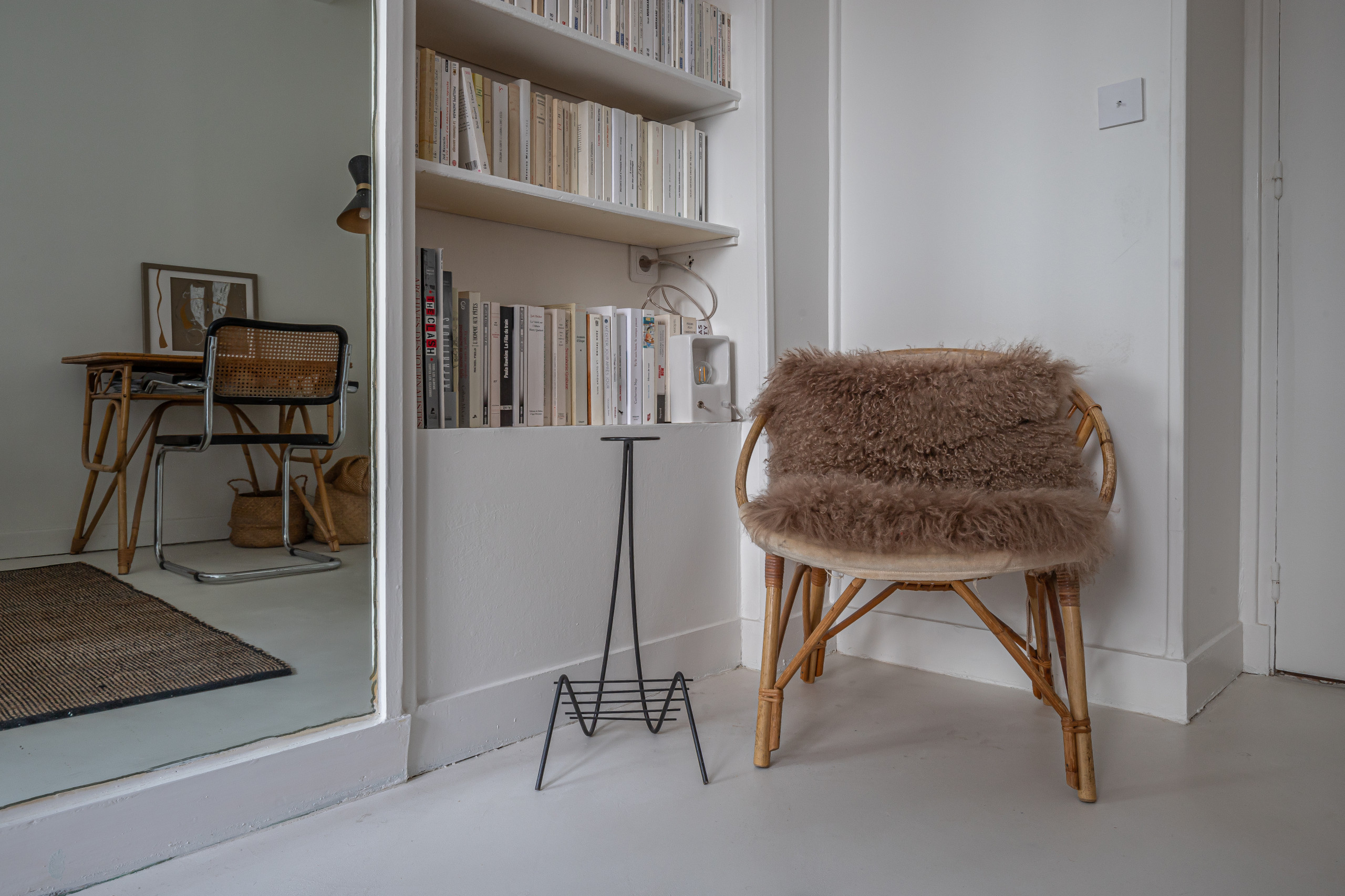 Le bureau devenu une grande chambre claire, aérée et lumineuse avec son grand dressing et son coin lecture