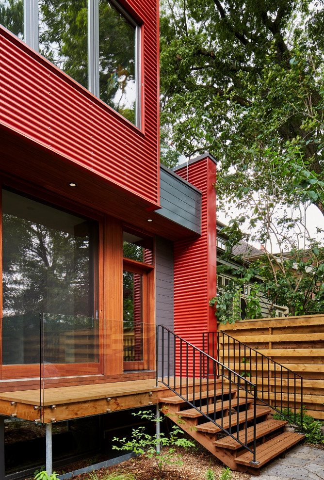 Aménagement d'une façade de maison métallique et rouge moderne à un étage.