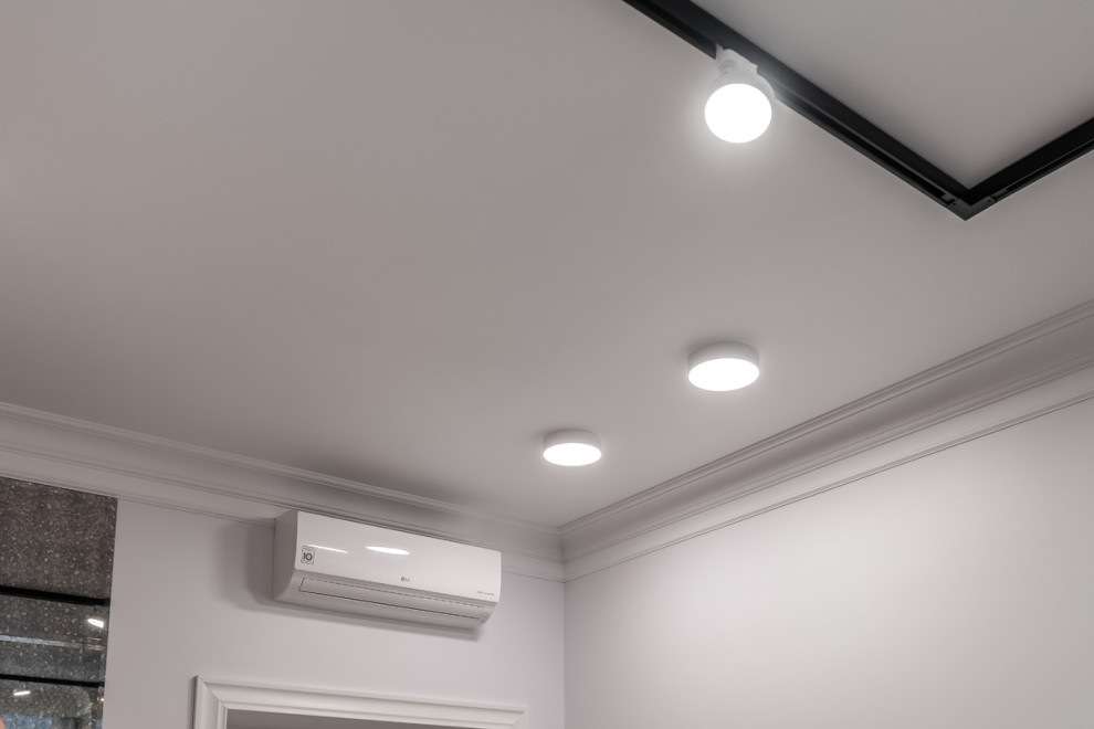 Гостиная с леопардом в зарослях борщевика