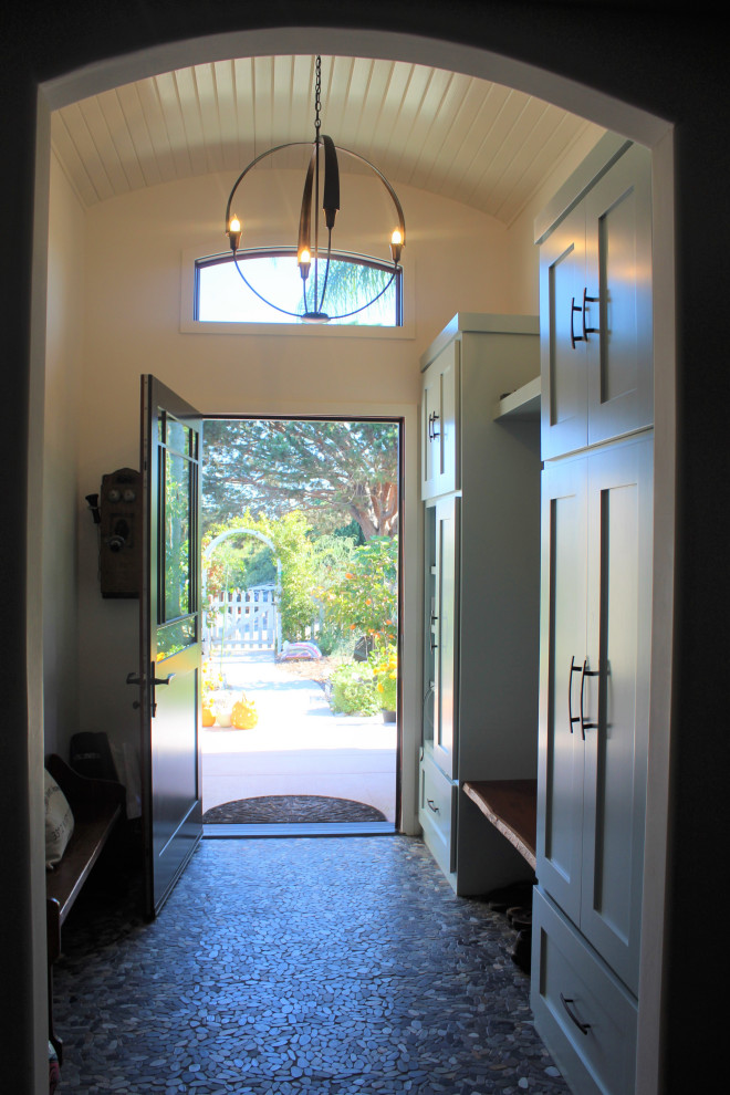Пример оригинального дизайна: маленькая входная дверь в стиле кантри с белыми стенами и одностворчатой входной дверью для на участке и в саду