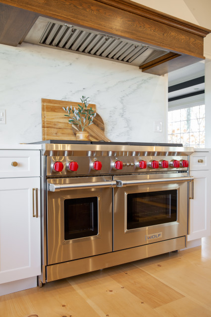 Simsbury Transitional Kitchen with Hickory Island clasico-renovado-cocina