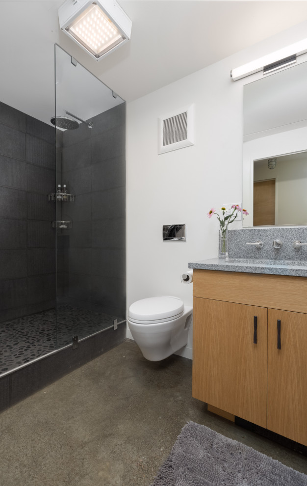 This is an example of a midcentury bathroom in Burlington.