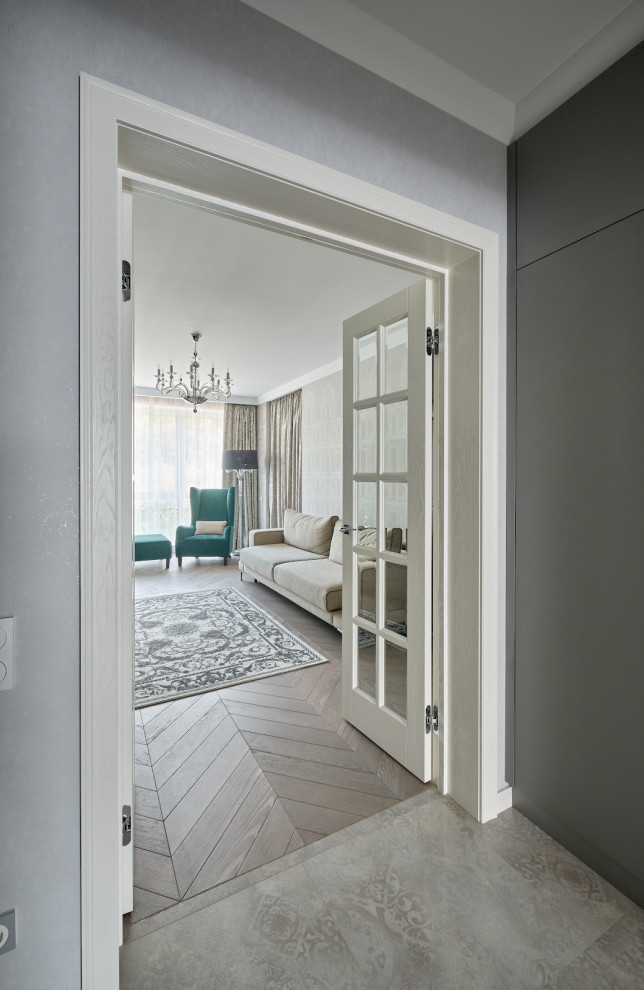 Белые дубовые двери в неоклассическом интерьере