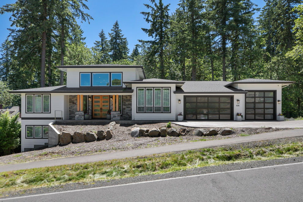 Geräumiges, Zweistöckiges Modernes Einfamilienhaus mit Vinylfassade, weißer Fassadenfarbe, Schindeldach, schwarzem Dach und Verschalung in Portland