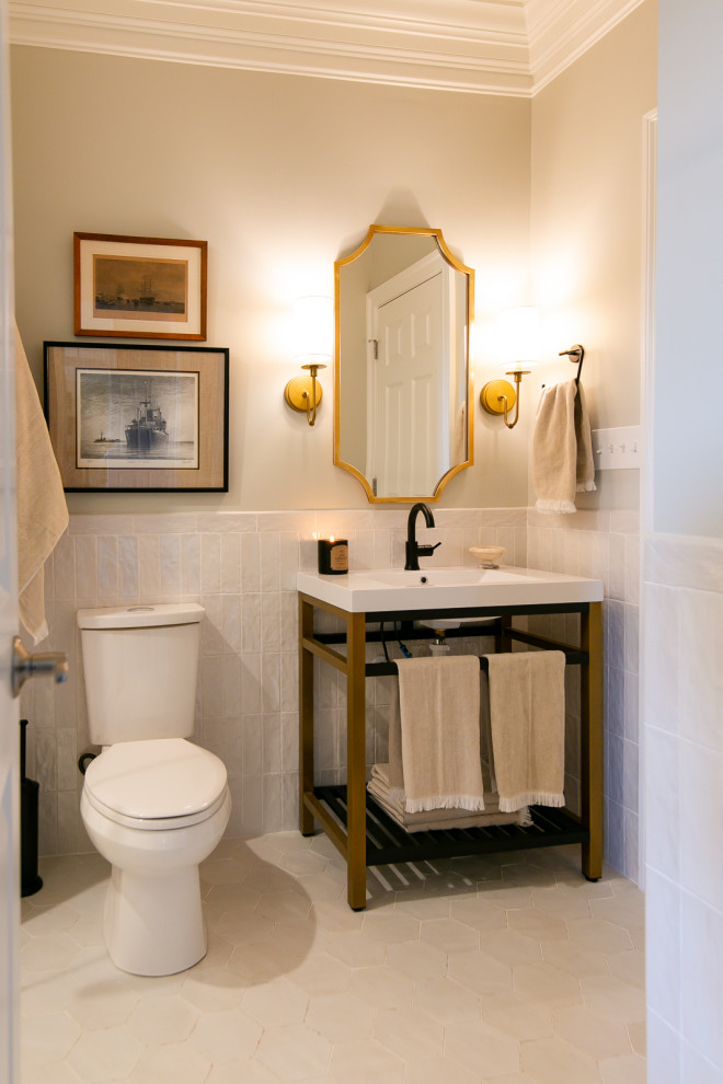 Inspiration för ett mellanstort vintage badrum, med en dusch i en alkov, beige kakel, porslinskakel, vita väggar, klinkergolv i porslin, ett fristående handfat, beiget golv och dusch med gångjärnsdörr