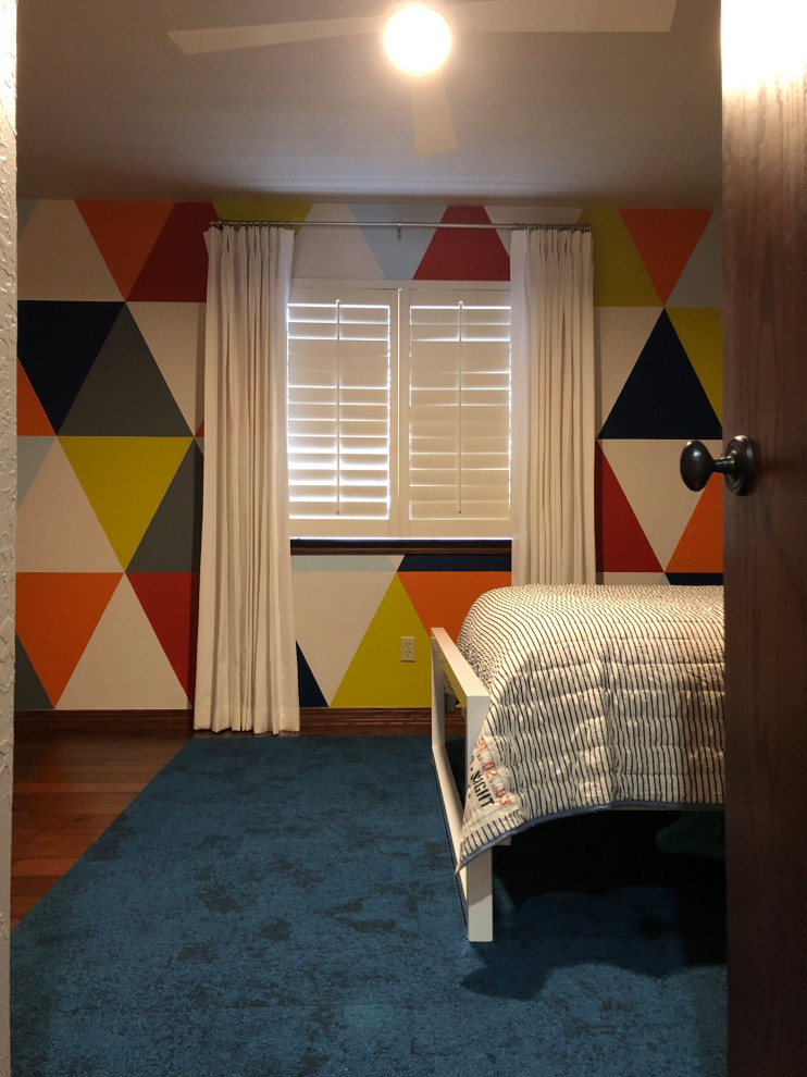 Mittelgroßes Eklektisches Kinderzimmer mit Schlafplatz, bunten Wänden, braunem Holzboden und braunem Boden in Oklahoma City
