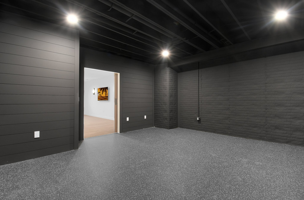 Immagine di una palestra multiuso country con pareti nere e pavimento nero