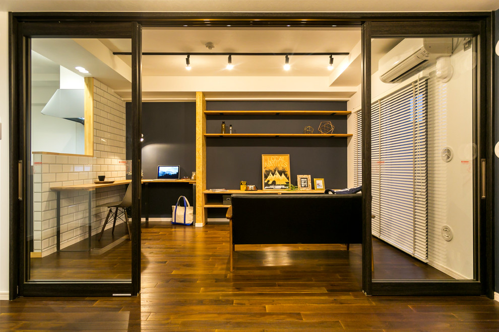 他の地域にあるインダストリアルスタイルのおしゃれなリビングの写真