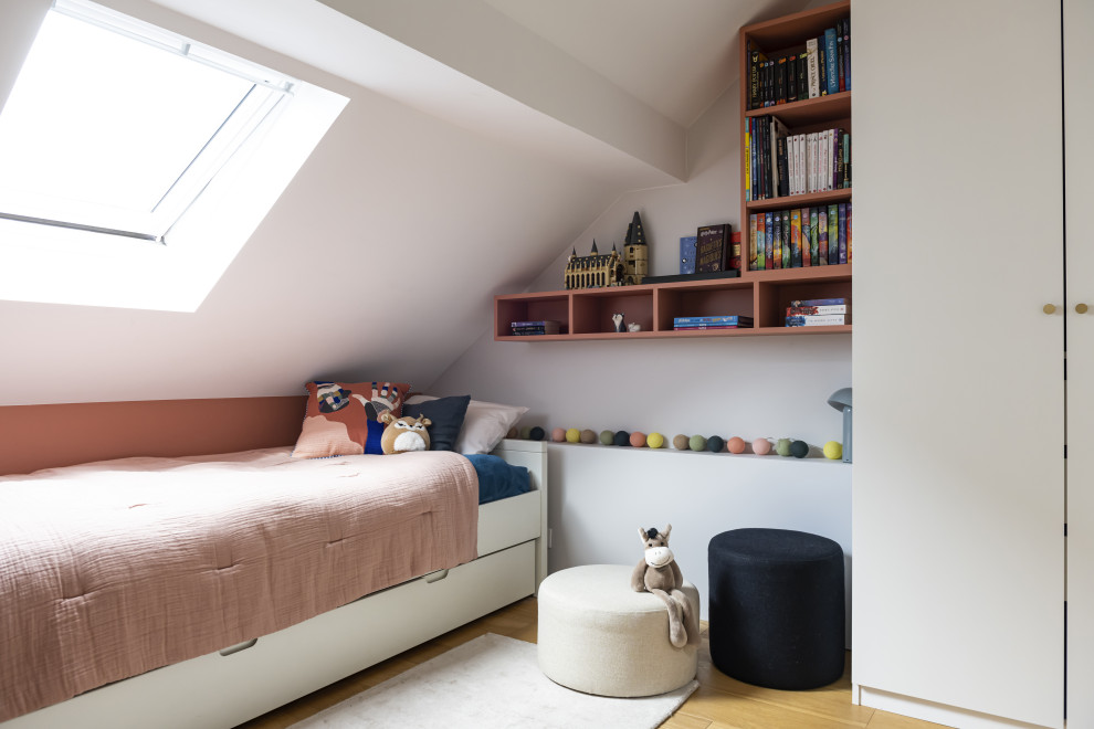 Inspiration pour une chambre neutre de 4 à 10 ans design de taille moyenne avec parquet clair, un bureau, un mur blanc et un sol marron.