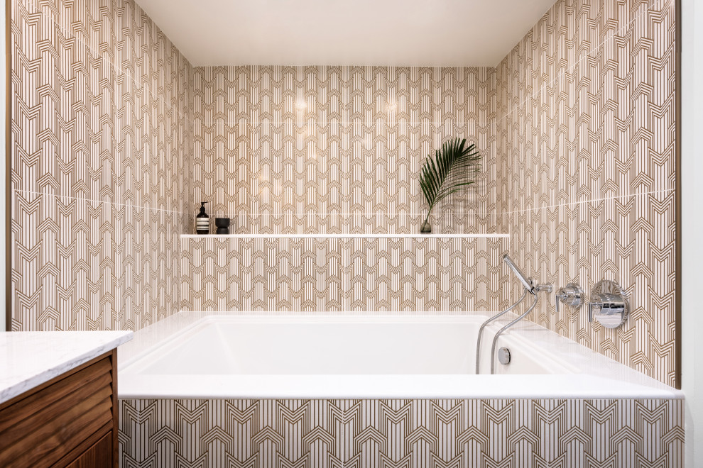Свежая идея для дизайна: маленькая главная ванная комната в стиле модернизм с накладной ванной, открытым душем, биде, белой плиткой, керамической плиткой, белыми стенами, полом из керамогранита, врезной раковиной, столешницей из искусственного кварца, черным полом, открытым душем, белой столешницей, нишей, тумбой под одну раковину, напольной тумбой и коричневыми фасадами для на участке и в саду - отличное фото интерьера