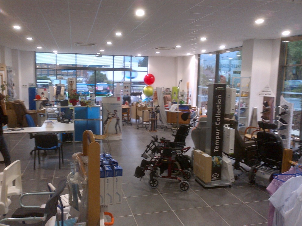 AGENCEMENT INTERIEUR MAGASIN DE MATERIEL MEDICAL SALLANCHES