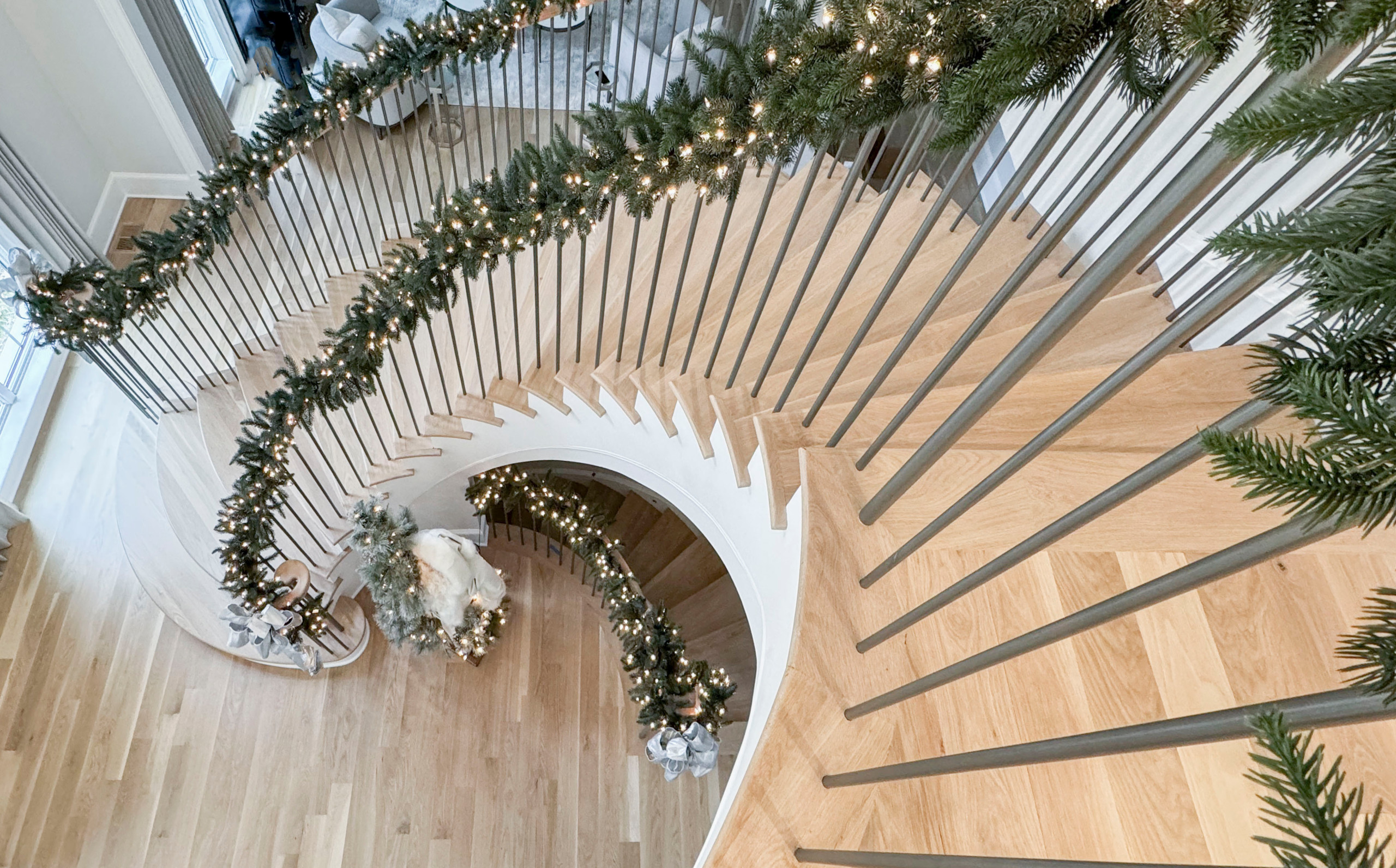116_Elegant & Eye-catching Curved Staircase, Leesburg VA 20175