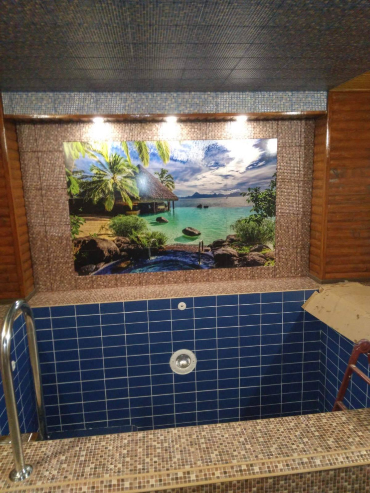 Монтаж плиточного панно на стене бассейна