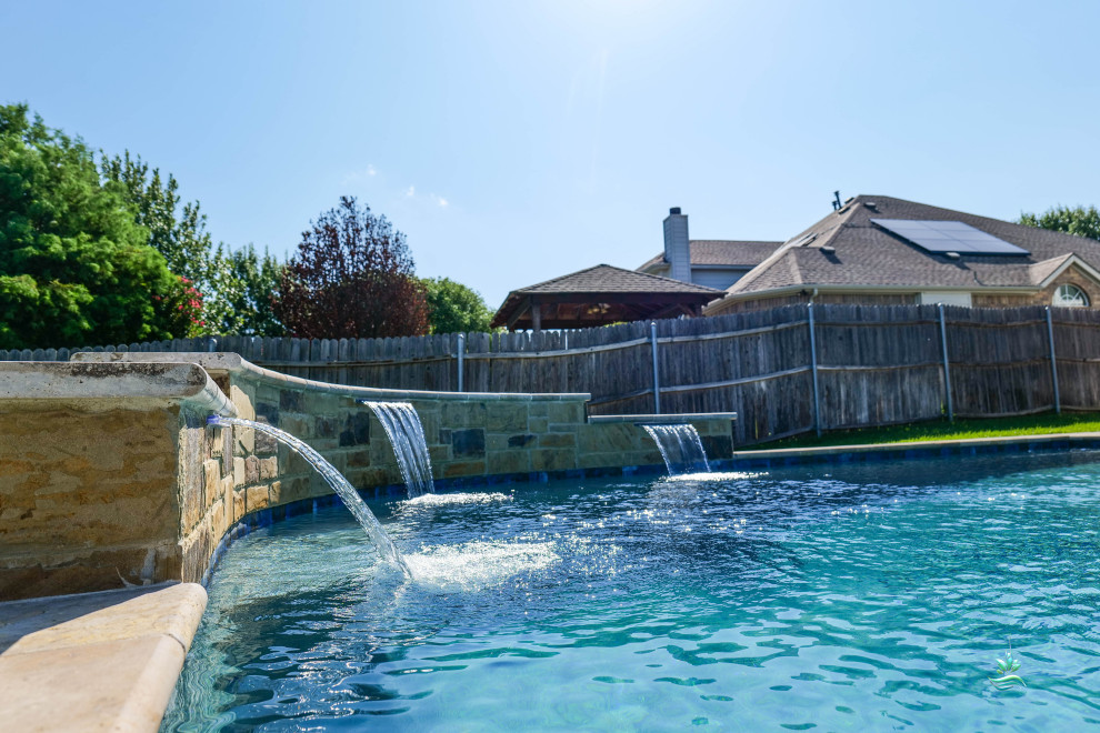 Réalisation d'un piscine avec aménagement paysager arrière minimaliste de taille moyenne et sur mesure avec une terrasse en bois.