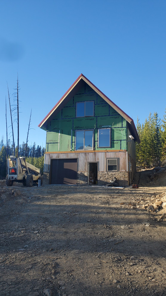 Large mountain style home design photo